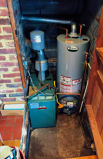 https://plumbernollamara.com.au/uploads/2025/06/hot-water-189087.jpg