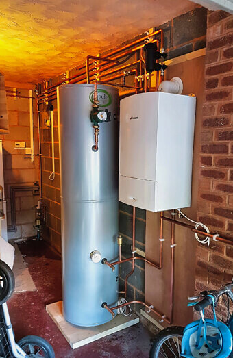 https://plumbernollamara.com.au/uploads/2025/06/hot-water-684599.jpg
